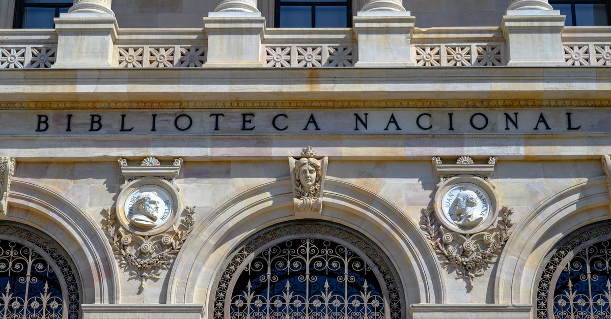Biblioteca de madera de piso a techo con estantes y libros ordenados
